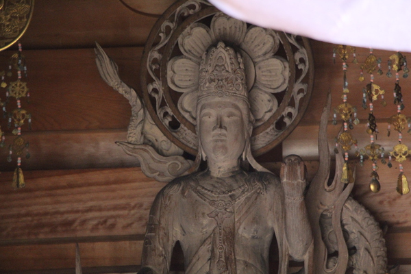 「竜（龍）頭の滝」傍の仏像