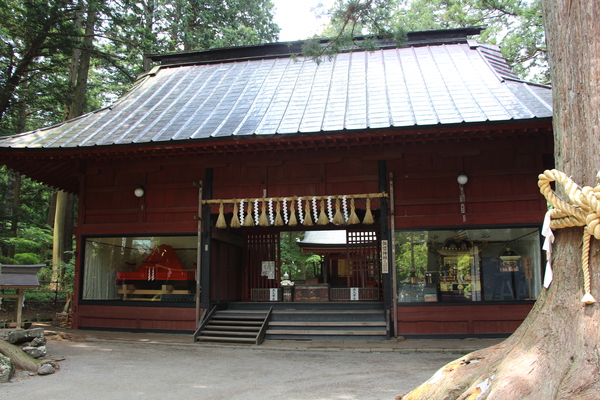 初夏の北口本宮富士浅間神社「諏訪拝殿」