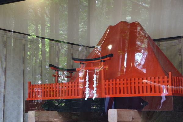 初夏の北口本宮富士浅間神社「諏訪神社の富士山模型」