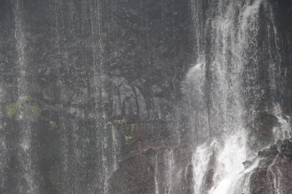 「白糸の滝」の岩壁と水しぶき