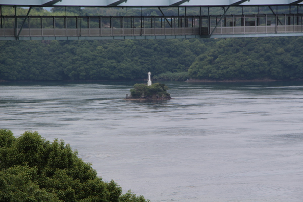 針尾瀬戸の急流と小島の灯台/癒し憩い画像データベース