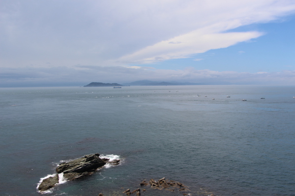 愛媛・佐田岬から見た豊予海峡の高島と九州の遠望