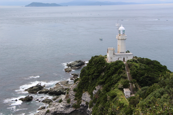 四国最西端「夏の佐田岬灯台と九州の遠望」