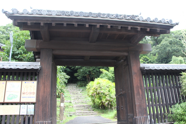 夏の宇和島城址「上り立ち門」