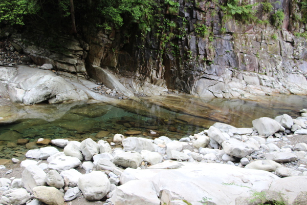夏の面河渓「断崖と岩の河原」/癒し憩い画像データベース