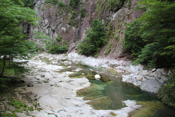 夏の面河渓「断崖と渓流」/癒し憩い画像データベース