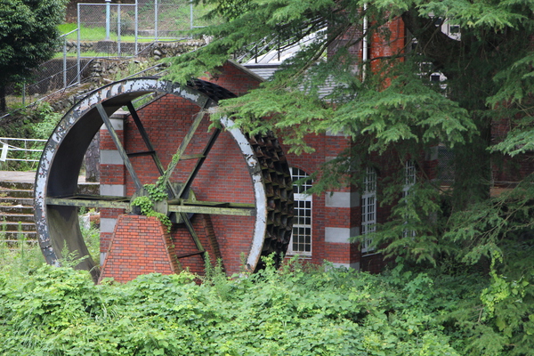 夏の別子銅山跡「旧瑞出揚水力発電所の水車」