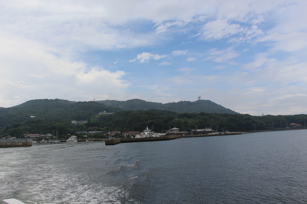 能古島の港と晴れ間の空
