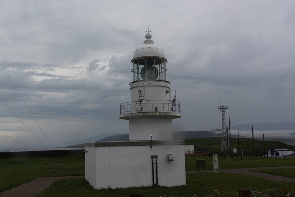 夏曇りの空と襟裳岬灯台
