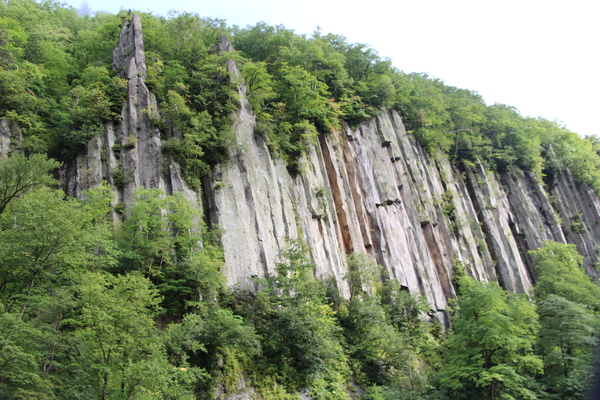 夏の天人峡「柱状節理の天津岩」