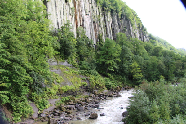 夏の天人峡「柱状節理の岩壁と渓流」