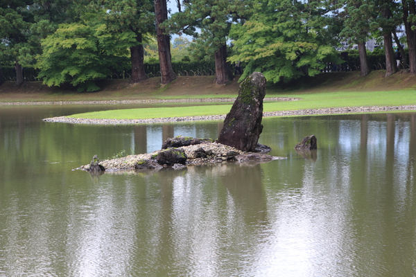 毛越寺・大泉が池「池中立石」/癒し憩い画像データベース