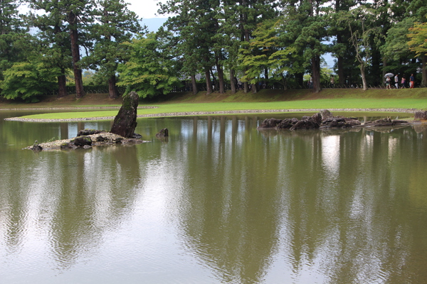 夏の毛越寺・大泉が池「出島石組と池中立石」