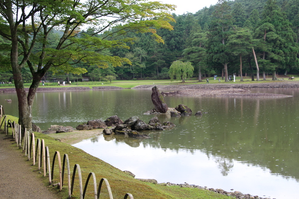 夏の毛越寺・大泉が池「池中立石」