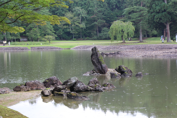 夏の毛越寺・大泉が池「出島石組と池中立石」