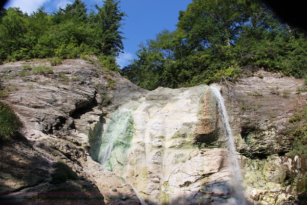 川原毛大湯滝「滝口付近の緑苔の岩」