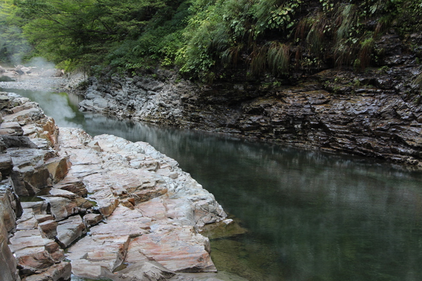 夏緑の小安峡「岩壁からの湯煙と渓流」