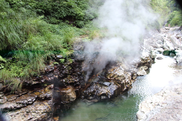 夏緑の小安峡・大噴湯「岩壁からの湯煙」