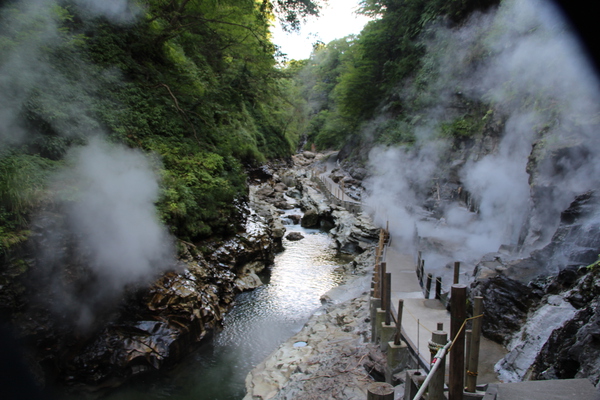 夏緑の小安峡・大噴湯「岩壁からの湯煙と遊歩道