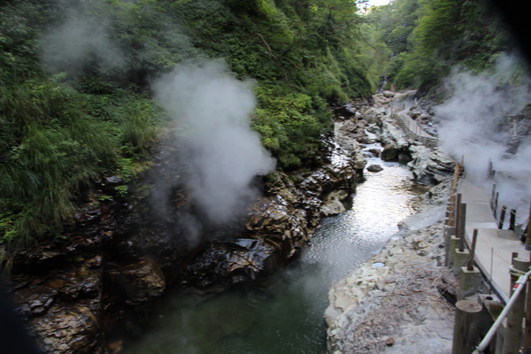 夏緑の小安峡・大噴湯「岩壁からの湯煙と遊歩道」