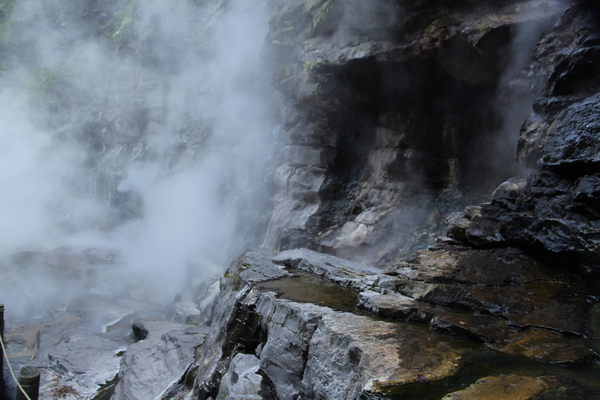 小安峡の大噴湯「岩壁からの噴泉と湯煙」