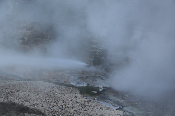 小安峡の大噴湯「岩壁からの水平噴泉と湯煙」