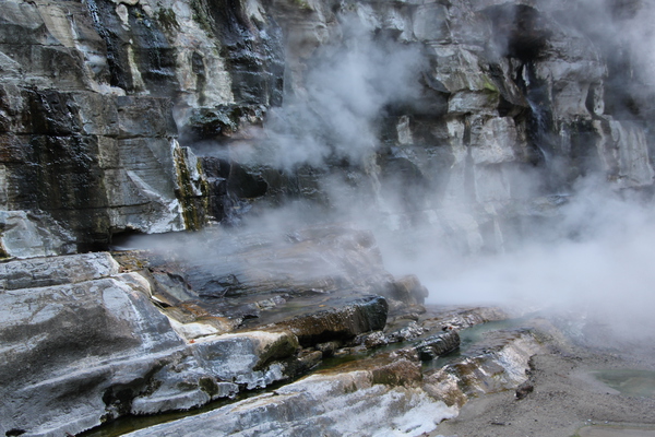 夏の小安峡・大噴湯「岩壁からの水平噴泉と蒸気」