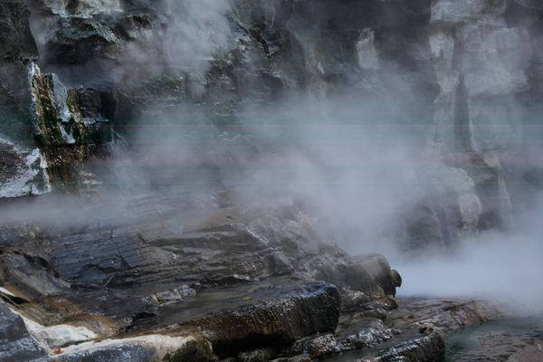 夏の小安峡「岩壁からの噴泉と蒸気」