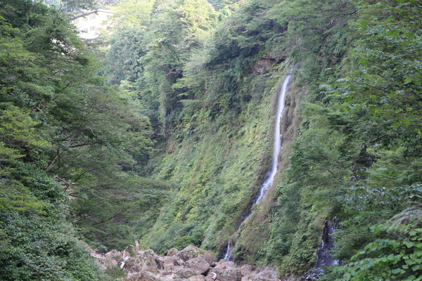 夏の小安峡「岩壁の滝」