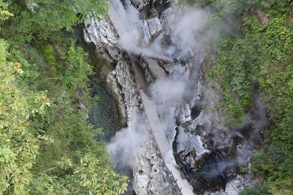 夏の小安峡・大噴湯「岩間からの噴泉と湯煙」