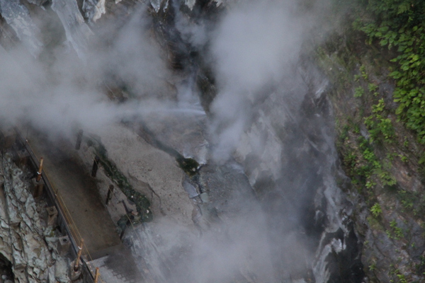 夏の小安峡「大噴湯の水平噴湯近景」