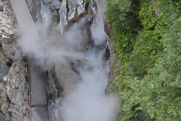 夏の小安峡「大噴湯の水平噴湯と湯煙」