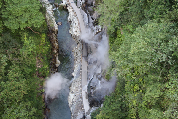 夏の小安峡「大噴湯の水平噴湯と湯煙」