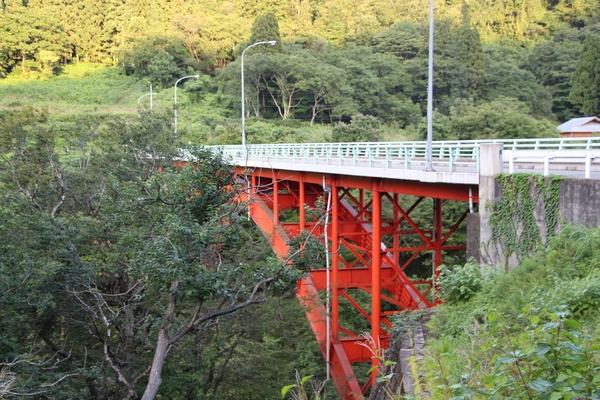 夏深緑の小安峡と「河原湯橋」