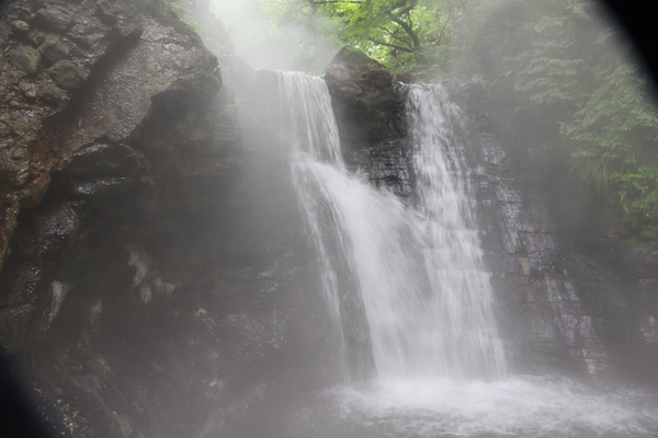 夏の鬼首温泉「湯の滝と湯煙」/癒し憩い画像データベース