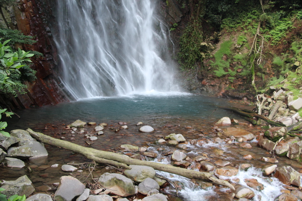 温泉が流れる「丸尾の滝」