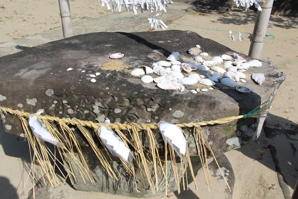 能古島の産土神「白髭神社の神石と貝殻」