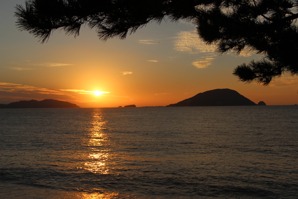 志賀島と落陽の光帯/癒し憩い画像データベース