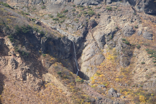 秋の蔵王・駒草平から見た「振子滝」