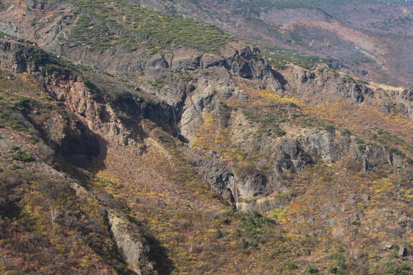 秋の蔵王・駒草平から見た岩壁の歴史