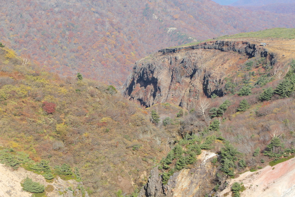 秋の蔵王「駒草平周辺の断崖と峡谷」