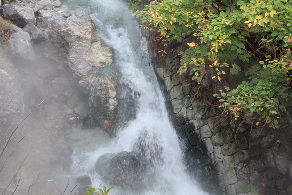 温泉の滝と湯煙/癒し憩い画像データベース