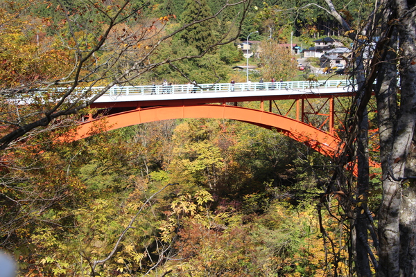 秋黄葉の小安峡と「河原湯橋」