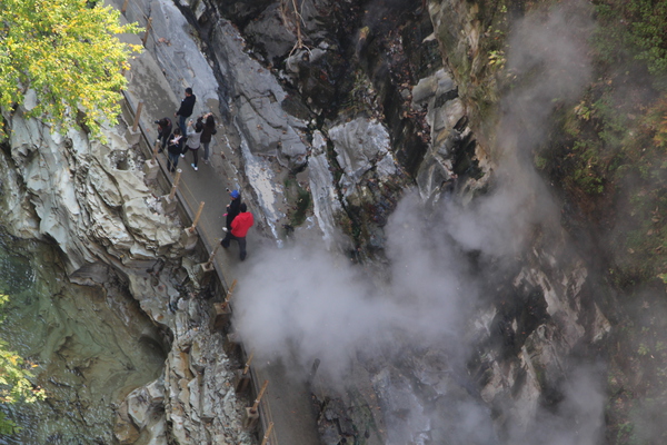 秋の小安峡・大噴湯「岩間からの噴泉・湯気と遊歩道」