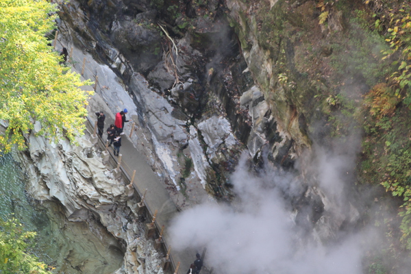 秋の小安峡・大噴湯「岩間からの噴泉・湯気と遊歩道」