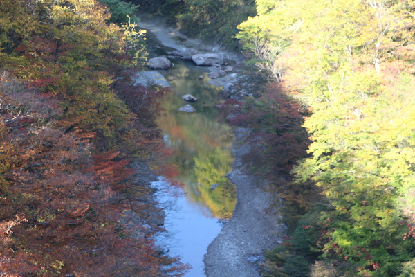 「秋の小安峡」と「川面に映る黄葉」