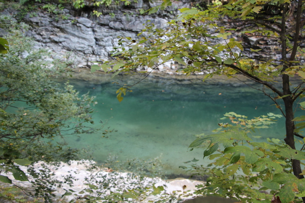 秋の小安峡「温泉を含む青い渓流」