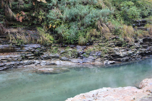 秋の小安峡「温泉を含む青い渓流」