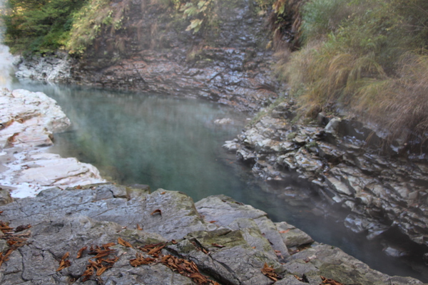 秋の小安峡「温泉を含む青い渓流と流れる湯煙」
