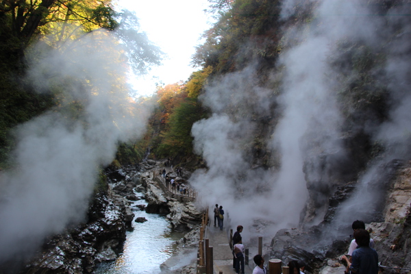 秋の小安峡「岩間からの噴泉と湯煙」と遊歩道